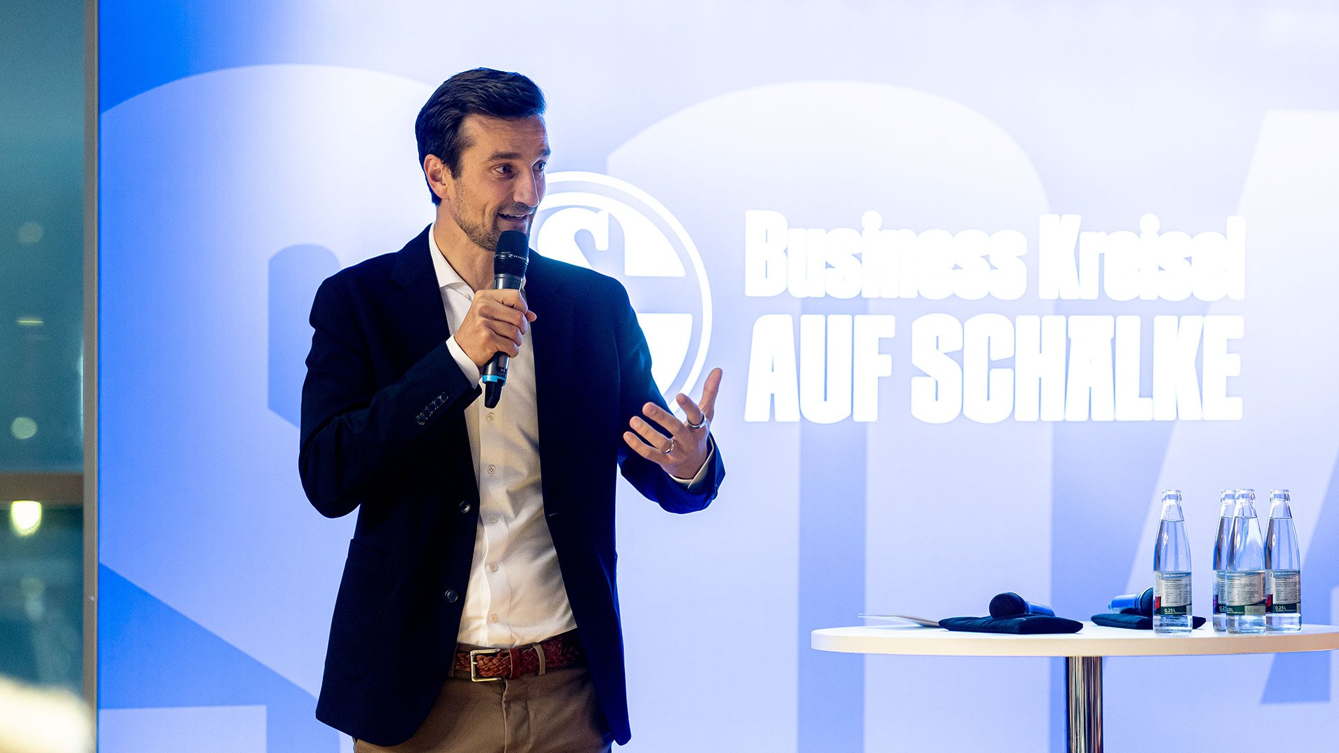 沙尔克的社交：商业环形交叉路口继续转向